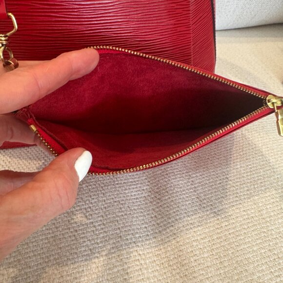 Vintage Louis Vuitton Sac d’Épaule GM in Red Épi Leather - Excellent Condition - Picture 14 of 16